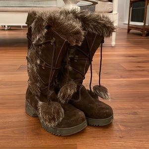 Brown suede snow boots 6.5